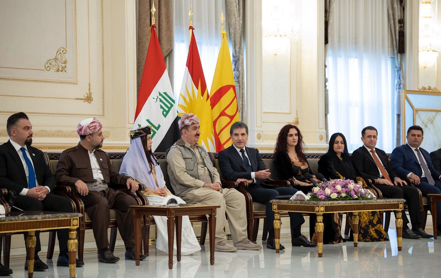 رئيس اقليم كوردستان نيجيرفان بارزاني خلال اجتماعه مع طلبة الدورة العشرين ومسؤولي والهيئة الإدارية لمعهد إعداد كوادر الحزب الديمقراطي الكوردستاني