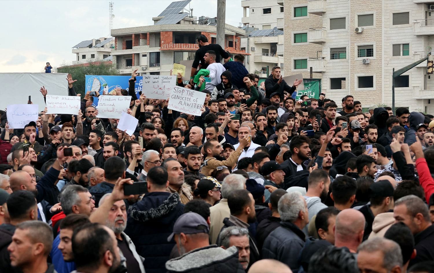 احتجاجات اللاذقية قبل أيام احتجاجاً على الهجمات الأخيرة ضد العلويين