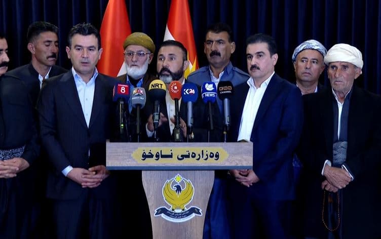 عدد من شكان قرية لاجان في مؤتمر صحفي