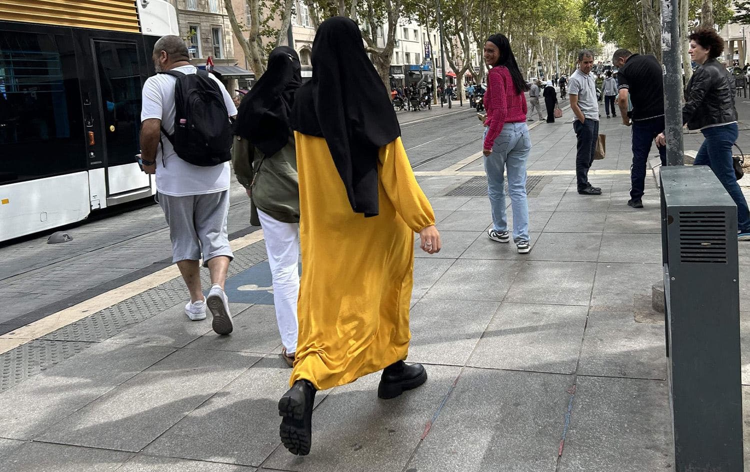 امرأة محجبة في شارع بمرسيليا/ صورة أرشيفية-AFP