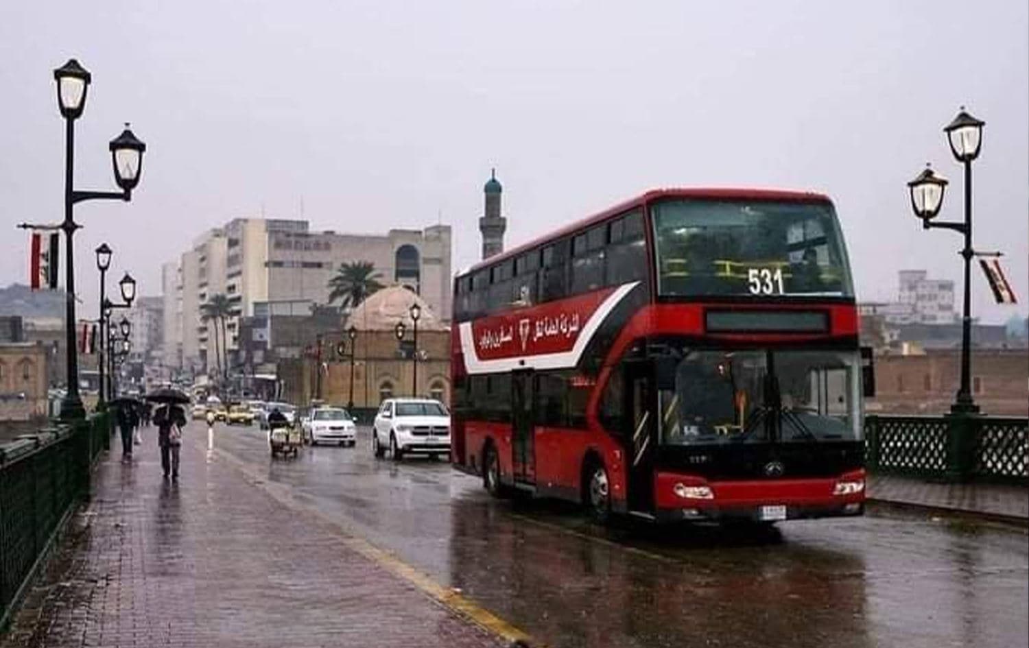 حافلة تعبر أحد جسور بغداد