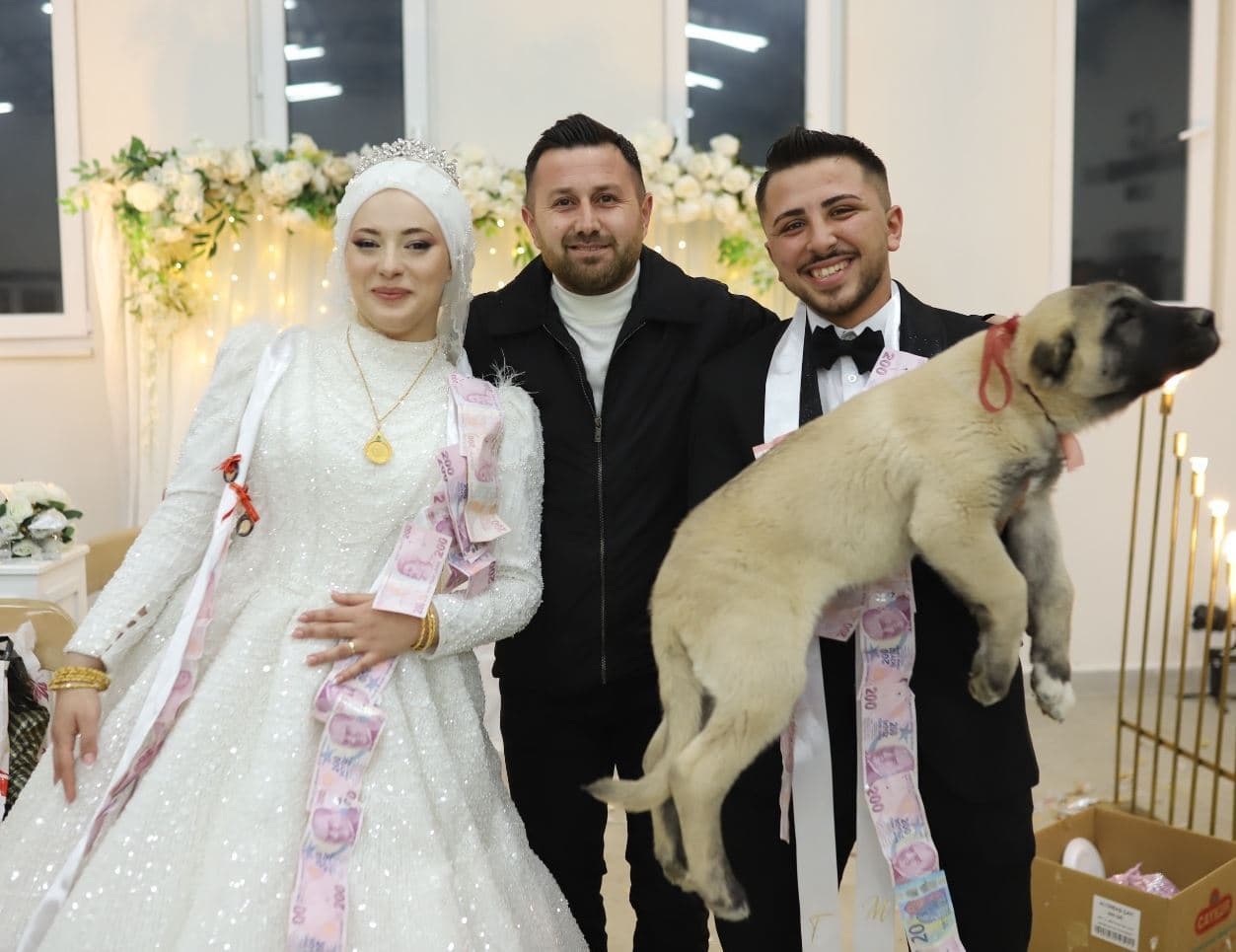 صورة جماعية مع الجرو الهدية