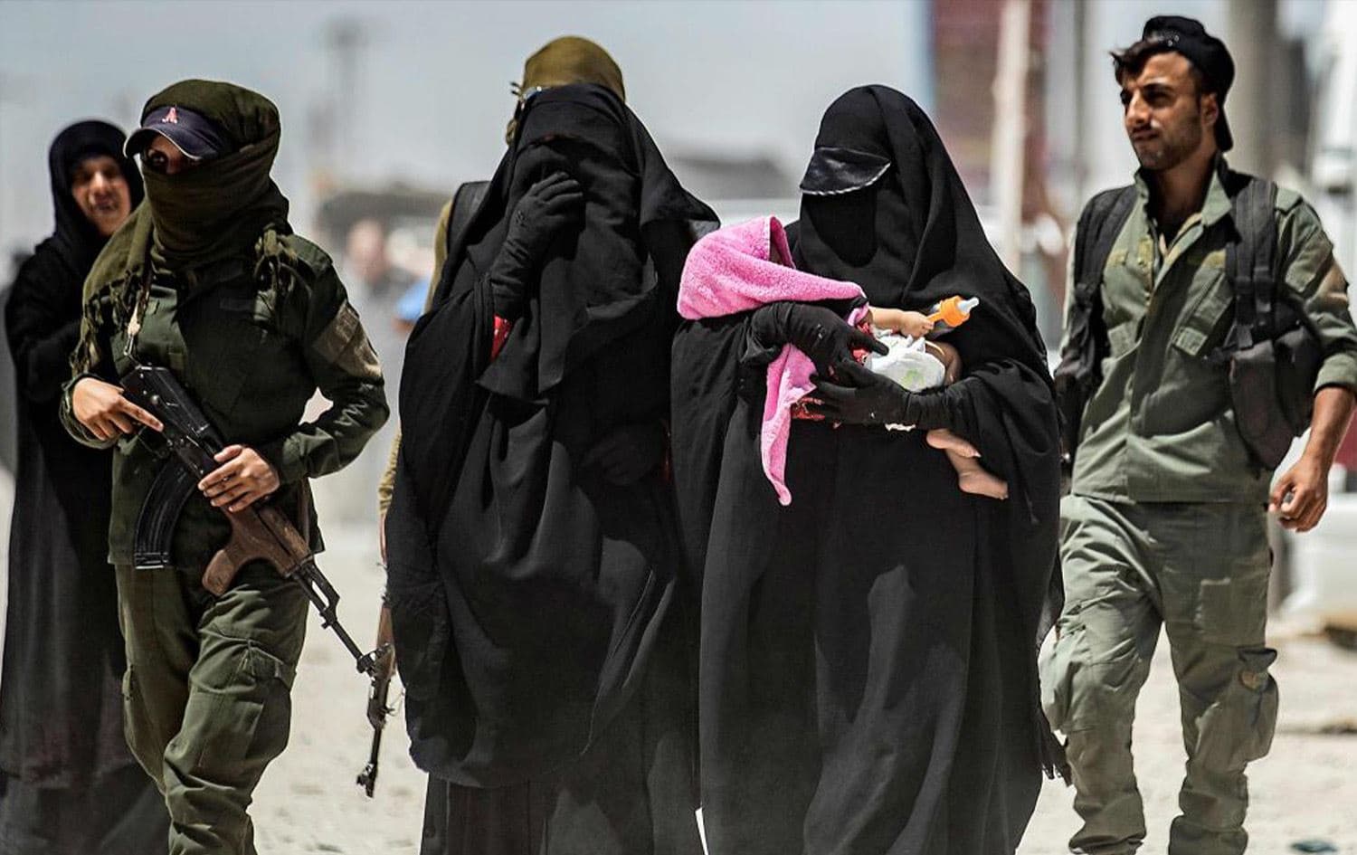 نساء من عوائل داعش بمخيم في شمال سوريا/ صورة أرشيفية-AFP