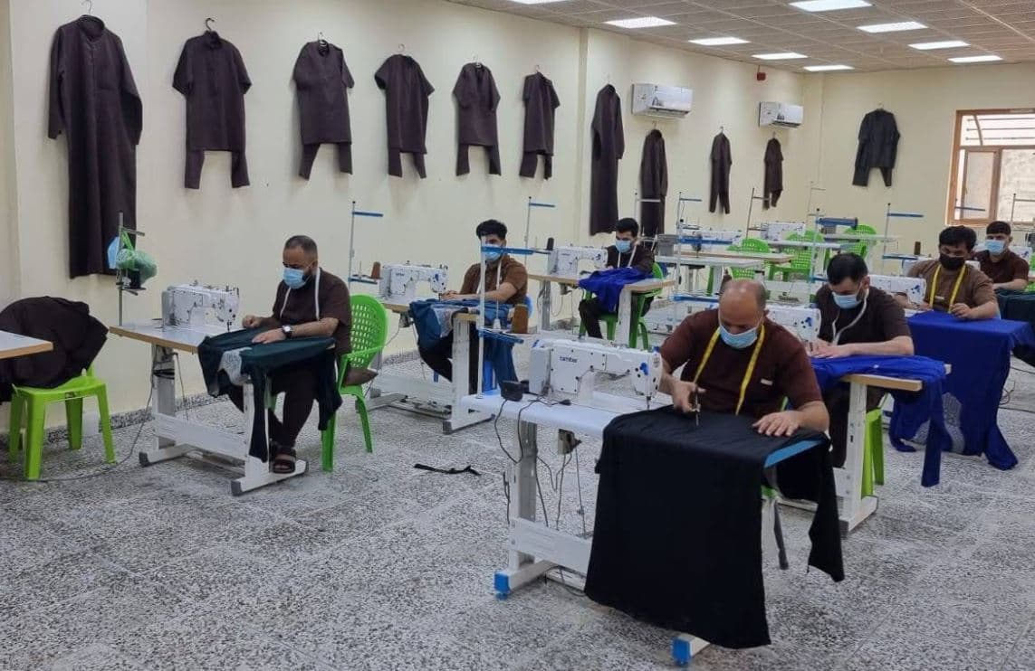 نزلاء سجن النجف المركزي يقومون بخياطة ملابس