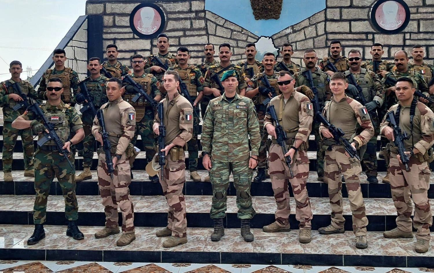 جنود عراقيون مع مستشارين من الناتو في ختام برنامج "معركة المناطق المغلقة- NATO Mission Iraq