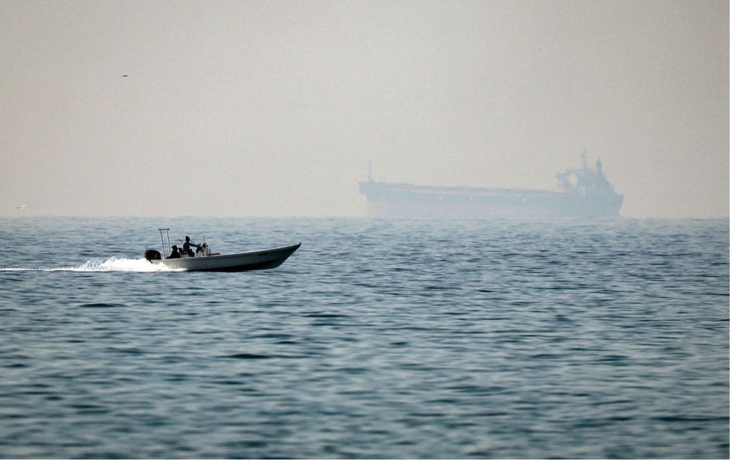 زور يمرّ قرب ناقلة في مضيق هرمز/ صورة أرشيفية-AFP