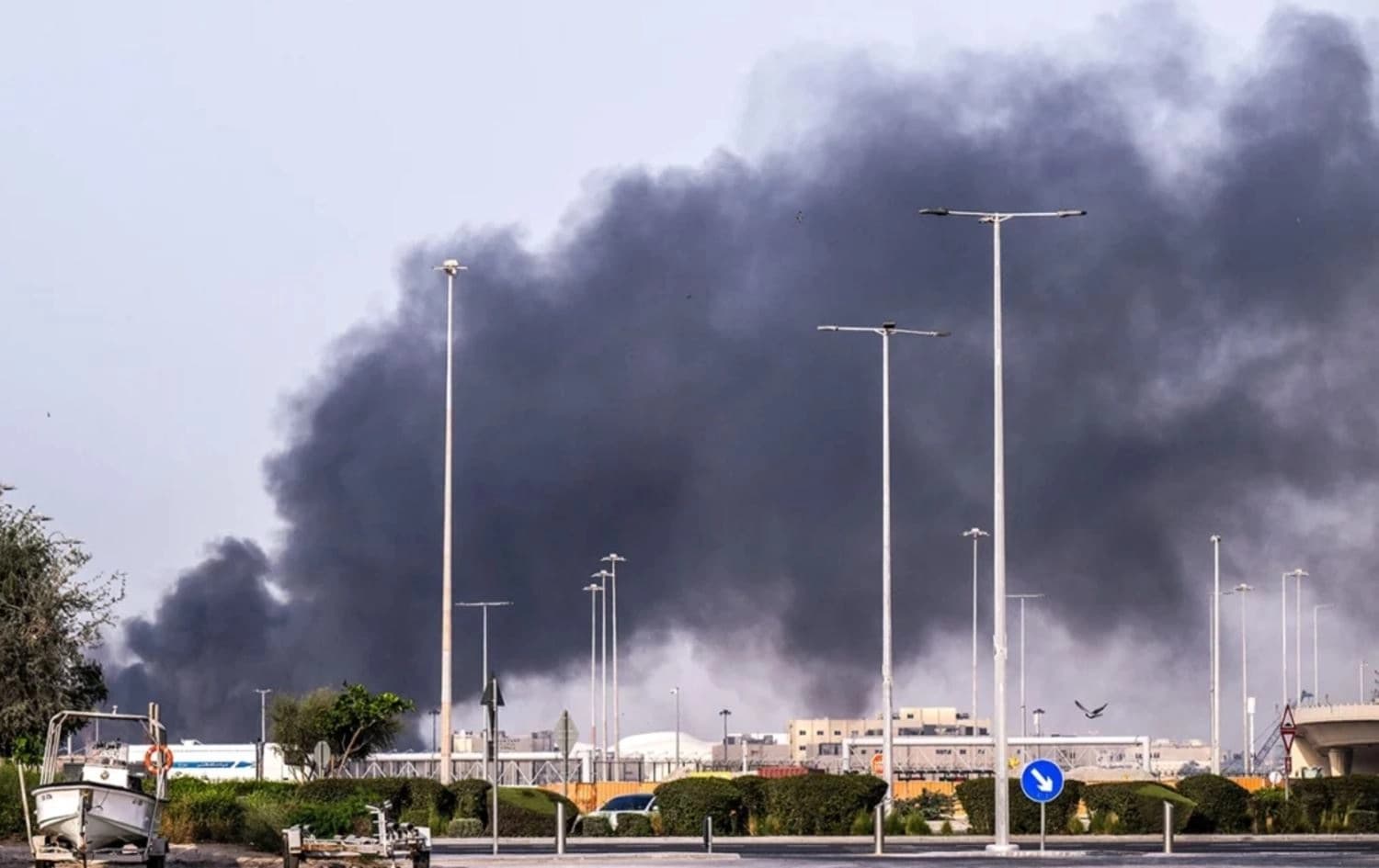 يتصاعد الدخان من ميناء زايد في أبوظبي عقب ضربة إيرانية- AFP