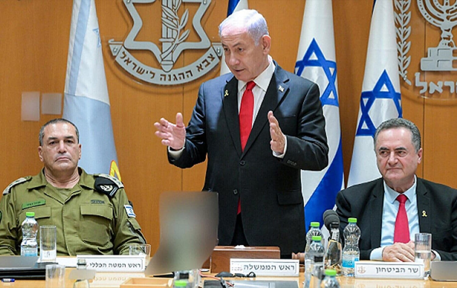 نتنياهو يتوسط وزير الدفاع ورئيس أركان الجيش الإسرائيلي