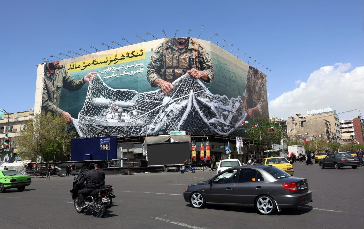 أميركا تطالب بفتح مضيق هرمز، وإيران رفعت هذه اللافتة في طهران تؤكد فيها أنه لن يُفتَح. الصورة: AFP