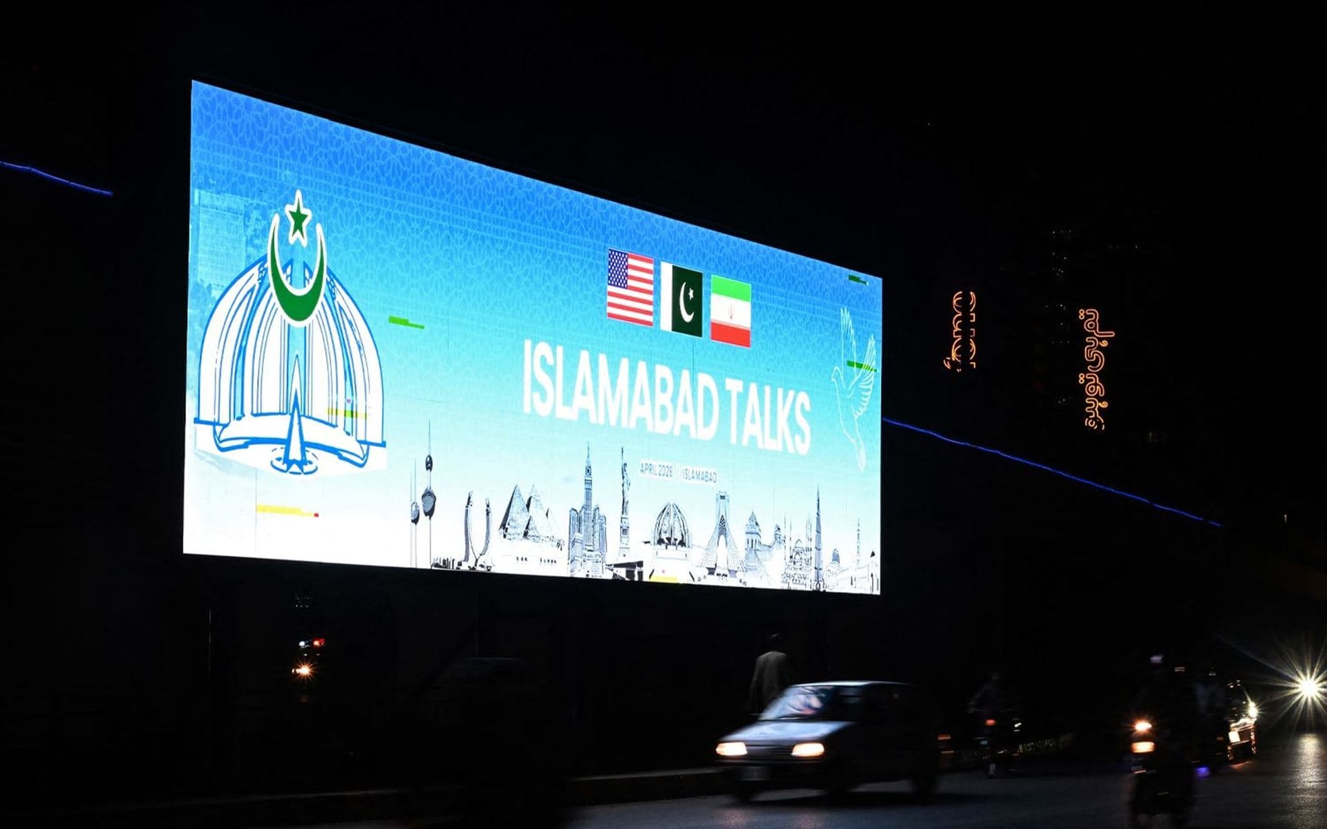 أحد لافتات محادثات إسلام آباد. الصورة: AFP