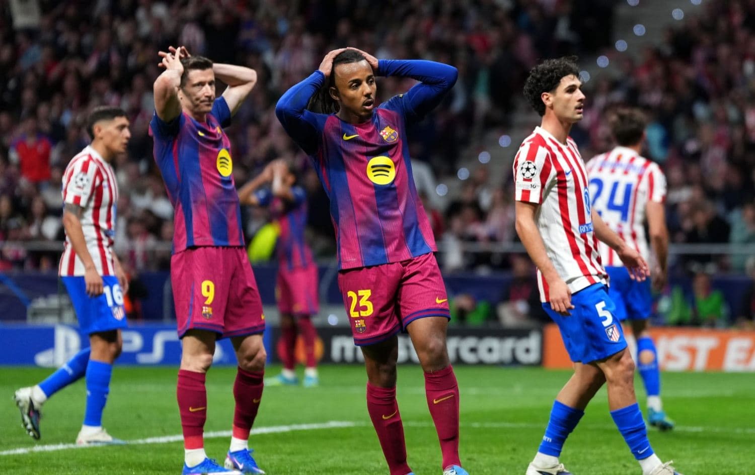 صورة من مباراة فريقي برشلونة واتلتيكو مدريد